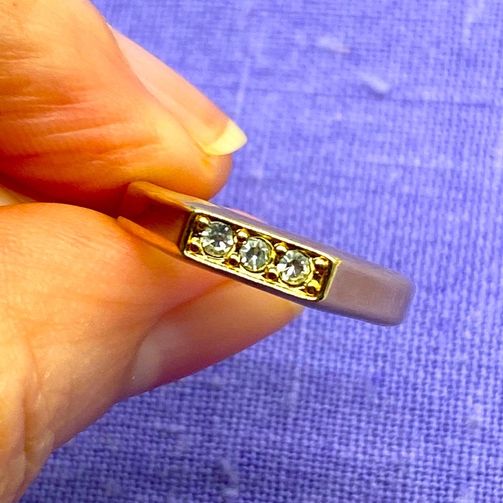 Vintage Avon gold toned ring in size 6.75 with clear crystal accents 🌸🌼